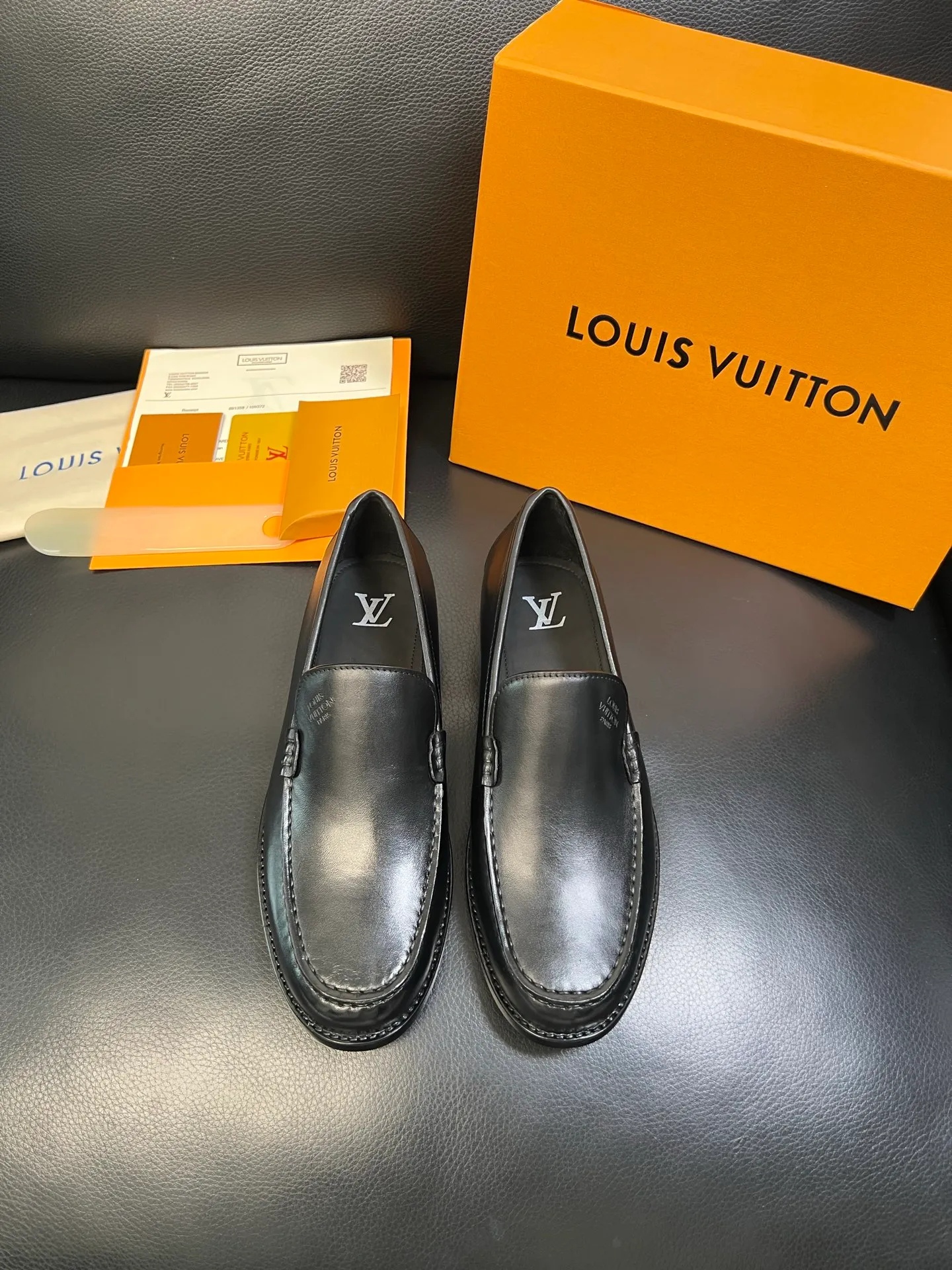 Men's shoes 💰920 Lv high quality top crafts Louis Vuitton leather shoes counter synchronized with original factory configuration, uppers imported from Italy, imported water-dyed cowhide lining, soles: original genuine leather soles specially provided by the original factory, original factory and single goods, welcome to compare, code number 39-44 (customized 38 45 46)